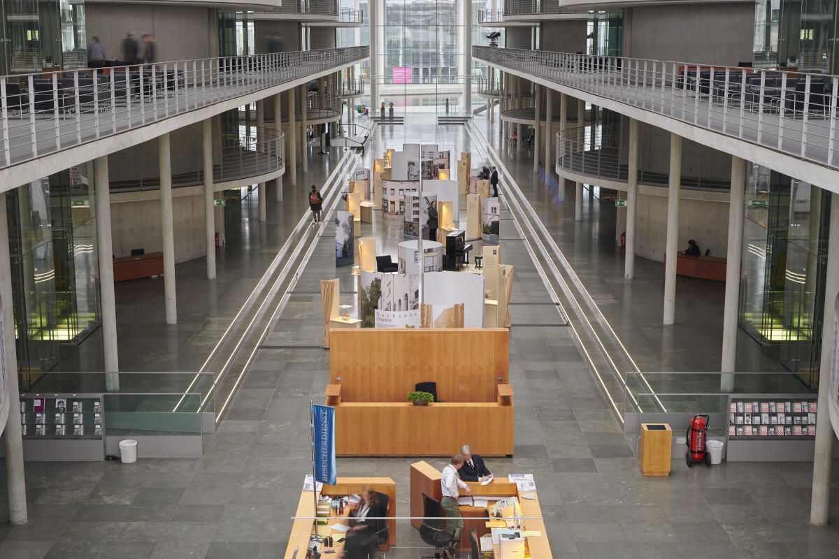  Blick in die Ausstellung „Sechzehn Objekte – siebzig Jahre Yad Vashem“. Die Ausstellung des Deutschen Bundestages in Kooperation des Freundeskreises Yad Vashem e. V. und der Internationalen Holocaust Gedenkstätte Yad Vashem, wird anlässlich des Tages des Gedenkens an die Opfer  des Nationalsozialismus am 27. Januar 2023, im Zeitraum vom 25. Januar 2023 bis 17. Februar 2033 im Paul-Löbe-Haus präsentiert.