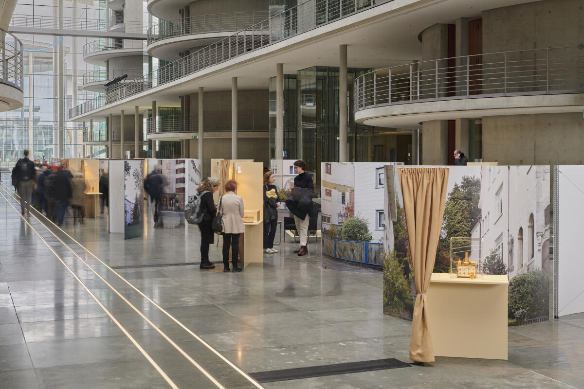  Blick in die Ausstellung „Sechzehn Objekte – siebzig Jahre Yad Vashem“. Die Ausstellung des Deutschen Bundestages in Kooperation des Freundeskreises Yad Vashem e. V. und der Internationalen Holocaust Gedenkstätte Yad Vashem, wird anlässlich des Tages des Gedenkens an die Opfer  des Nationalsozialismus am 27. Januar 2023, im Zeitraum vom 25. Januar 2023 bis 17. Februar 2033 im Paul-Löbe-Haus präsentiert.