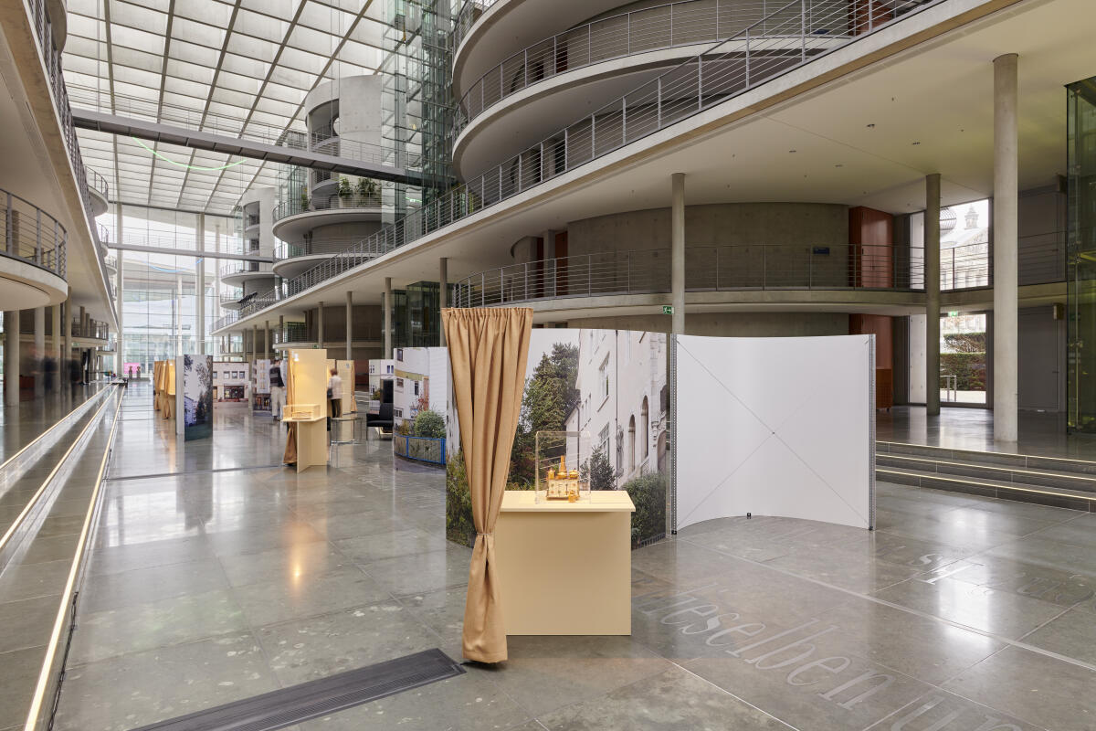  Blick in die Ausstellung „Sechzehn Objekte – siebzig Jahre Yad Vashem“. Die Ausstellung des Deutschen Bundestages in Kooperation des Freundeskreises Yad Vashem e. V. und der Internationalen Holocaust Gedenkstätte Yad Vashem, wird anlässlich des Tages des Gedenkens an die Opfer  des Nationalsozialismus am 27. Januar 2023, im Zeitraum vom 25. Januar 2023 bis 17. Februar 2033 im Paul-Löbe-Haus präsentiert.