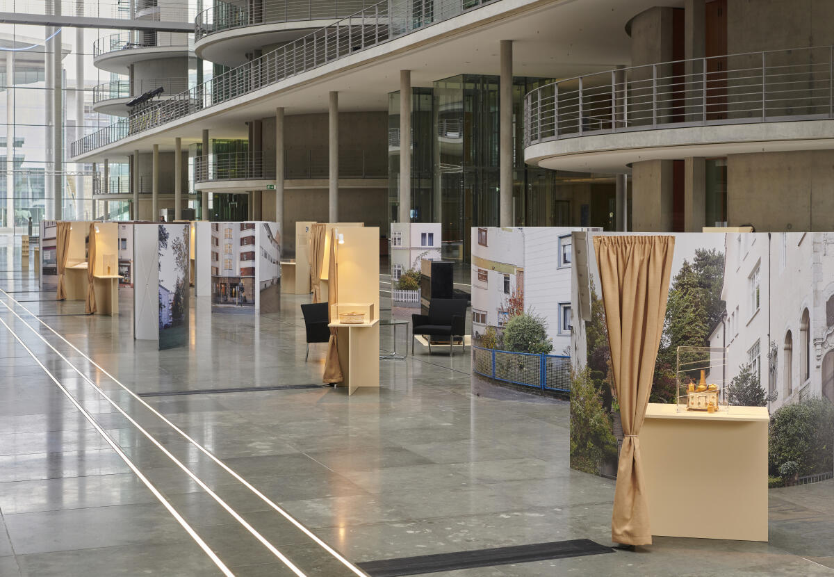  Blick in die Ausstellung „Sechzehn Objekte – siebzig Jahre Yad Vashem“. Die Ausstellung des Deutschen Bundestages in Kooperation des Freundeskreises Yad Vashem e. V. und der Internationalen Holocaust Gedenkstätte Yad Vashem, wird anlässlich des Tages des Gedenkens an die Opfer  des Nationalsozialismus am 27. Januar 2023, im Zeitraum vom 25. Januar 2023 bis 17. Februar 2033 im Paul-Löbe-Haus präsentiert.