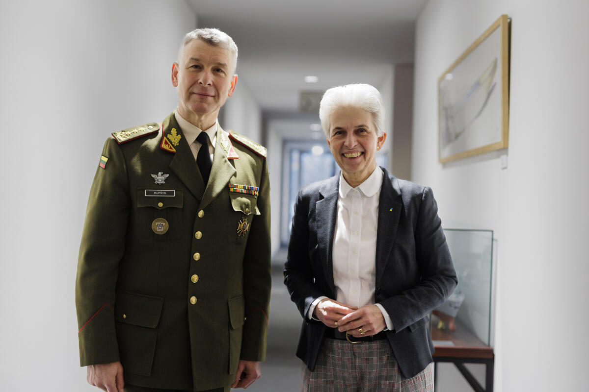 Der Verteidigungsausschuss unter Leitung der Vorsitzenden Dr. Marie-Agnes Strack-Zimmermann (r.), FDP, MdB, empfängt den Chief of Defence der Republik Litauen, Herrn Generalleutnant Valdemaras Rupšys (l) zu einem Gespräch. Strack-Zimmermann, Marie-Agnes Der Verteidigungsausschuss unter Leitung der Vorsitzenden Dr. Marie-Agnes Strack-Zimmermann (r.), FDP, MdB, empfängt den Chief of Defence der Republik Litauen, Herrn Generalleutnant Valdemaras Rupšys (l) zu einem Gespräch.