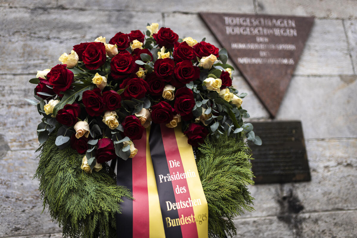 Bundestagspräsidentin Bärbel Bas, MdB, SPD bei der Kranzniederlegung an der Gedenktafel „Rosa Winkel“ am Nollendorfplatz.; Hier: Kranz der Bundestagspräsidentin vor der Gedenktafel Bas, Bärbel Bundestagspräsidentin Bärbel Bas, MdB, SPD bei der Kranzniederlegung an der Gedenktafel „Rosa Winkel“ am Nollendorfplatz.; Hier: Kranz der Bundestagspräsidentin vor der Gedenktafel