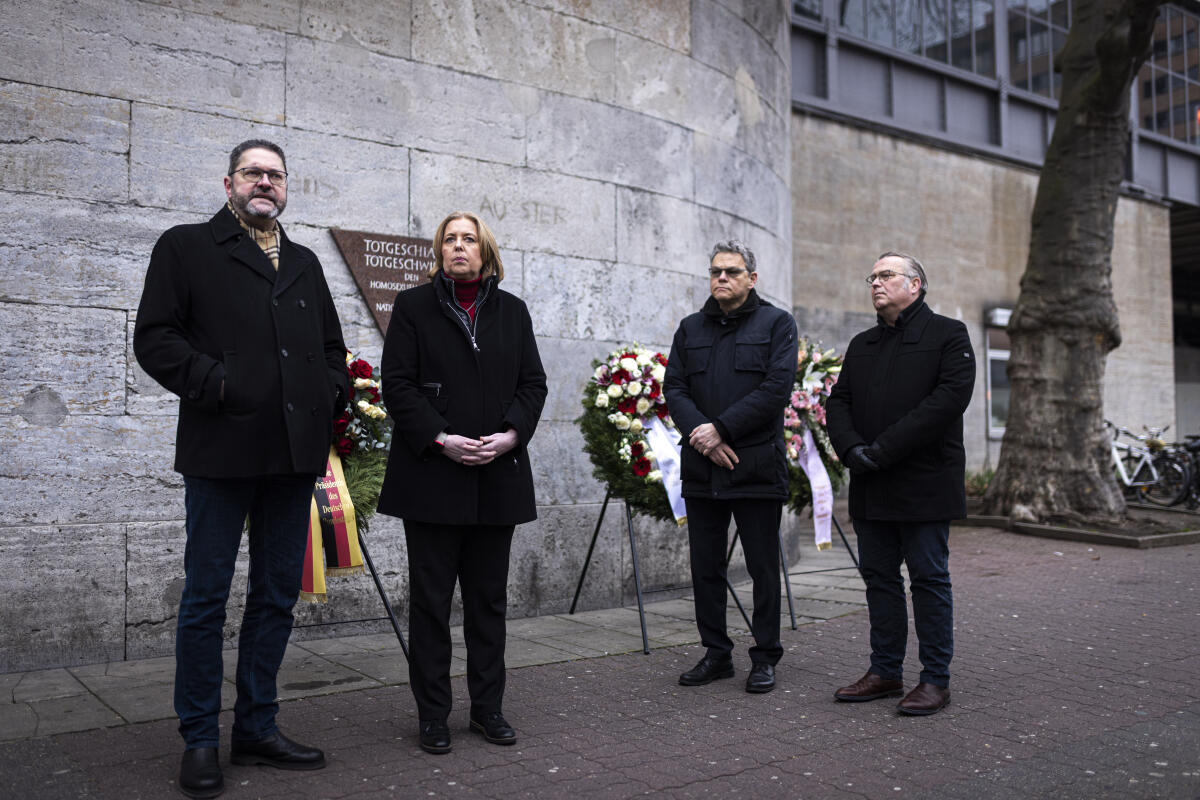 Bundestagspräsidentin Bärbel Bas (2vl), MdB, SPD bei der Kranzniederlegung an der Gedenktafel „Rosa Winkel“ am Nollendorfplatz.; Hier mit Ulrich Keßler (l), Vorstandsmitglied beim Lesben- und Schwulenverband Berlin-Brandenburg; Jörn Oltmann (2vr), Bezirksbürgermeister von Tempelhof-Schöneberg und Stefan Böltes (r), Vorsitzender der Bezirksverordnetenversammlung Tempelhof-Schöneberg. Bas, Bärbel Bundestagspräsidentin Bärbel Bas (2vl), MdB, SPD bei der Kranzniederlegung an der Gedenktafel „Rosa Winkel“ am Nollendorfplatz.; Hier mit Ulrich Keßler (l), Vorstandsmitglied beim Lesben- und Schwulenverband Berlin-Brandenburg; Jörn Oltmann (2vr), Bezirksbürgermeister von Tempelhof-Schöneberg und Stefan Böltes (r), Vorsitzender der Bezirksverordnetenversammlung Tempelhof-Schöneberg.