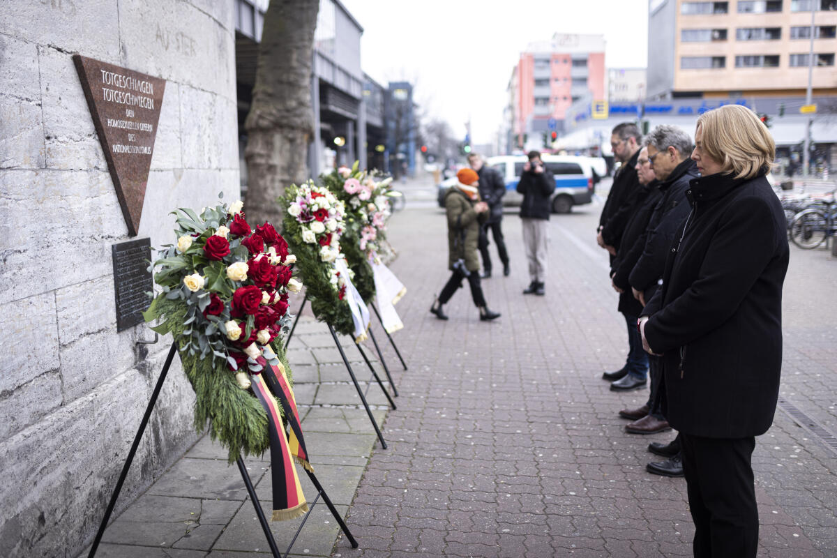 Bundestagspräsidentin Bärbel Bas, MdB, SPD bei der Kranzniederlegung an der Gedenktafel „Rosa Winkel“ am Nollendorfplatz bei der Schweigeminute.; vlnr: Bundestagspräsidentin Bärbel Bas, SPD, MdB; Jörn Oltmann, Bezirksbürgermeister von Tempelhof-Schöneberg; Stefan Böltes, Vorsitzender der Bezirksverordnetenversammlung Tempelhof-Schöneberg und Ulrich Keßler, Vorstandsmitglied beim Lesben- und Schwulenverband Berlin-Brandenburg. Bas, Bärbel Bundestagspräsidentin Bärbel Bas, MdB, SPD bei der Kranzniederlegung an der Gedenktafel „Rosa Winkel“ am Nollendorfplatz bei der Schweigeminute.; vlnr: Bundestagspräsidentin Bärbel Bas, SPD, MdB; Jörn Oltmann, Bezirksbürgermeister von Tempelhof-Schöneberg; Stefan Böltes, Vorsitzender der Bezirksverordnetenversammlung Tempelhof-Schöneberg und Ulrich Keßler, Vorstandsmitglied beim Lesben- und Schwulenverband Berlin-Brandenburg.