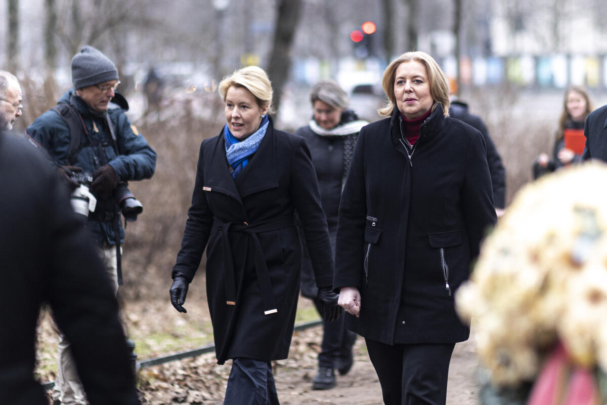 Bundestagspräsidentin Bärbel Bas (r), MdB, SPD bei der Kranzniederlegung am Denkmal für die im Nationalsozialismus verfolgten Homosexuellen im Tiergarten mit der Regierende Bürgermeisterin von Berlin, Franziska Giffey (l), SPD. Bas, Bärbel Bundestagspräsidentin Bärbel Bas (r), MdB, SPD bei der Kranzniederlegung am Denkmal für die im Nationalsozialismus verfolgten Homosexuellen im Tiergarten mit der Regierende Bürgermeisterin von Berlin, Franziska Giffey (l), SPD.