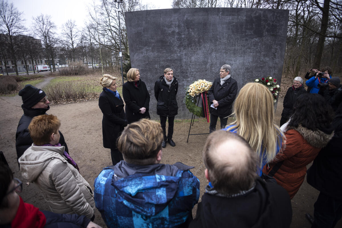 Bundestagspräsidentin Bärbel Bas (2vl), MdB, SPD, bei der Kranzniederlegung am Denkmal für die im Nationalsozialismus verfolgten Homosexuellen im Tiergarten mit der Regierende Bürgermeisterin von Berlin, Franziska Giffey (l), SPD.; Hier mit Uwe Neumärker (3vl), Direktor der Stiftung Denkmal für die ermordeten Juden Europas, und Günter Dworek (r), LSVD zum Denkmal für die im Nationalsozialismus verfolgten Homosexuellen im Tiergarten. Bas, Bärbel Bundestagspräsidentin Bärbel Bas (2vl), MdB, SPD, bei der Kranzniederlegung am Denkmal für die im Nationalsozialismus verfolgten Homosexuellen im Tiergarten mit der Regierende Bürgermeisterin von Berlin, Franziska Giffey (l), SPD.; Hier mit Uwe Neumärker (3vl), Direktor der Stiftung Denkmal für die ermordeten Juden Europas, und Günter Dworek (r), LSVD zum Denkmal für die im Nationalsozialismus verfolgten Homosexuellen im Tiergarten.