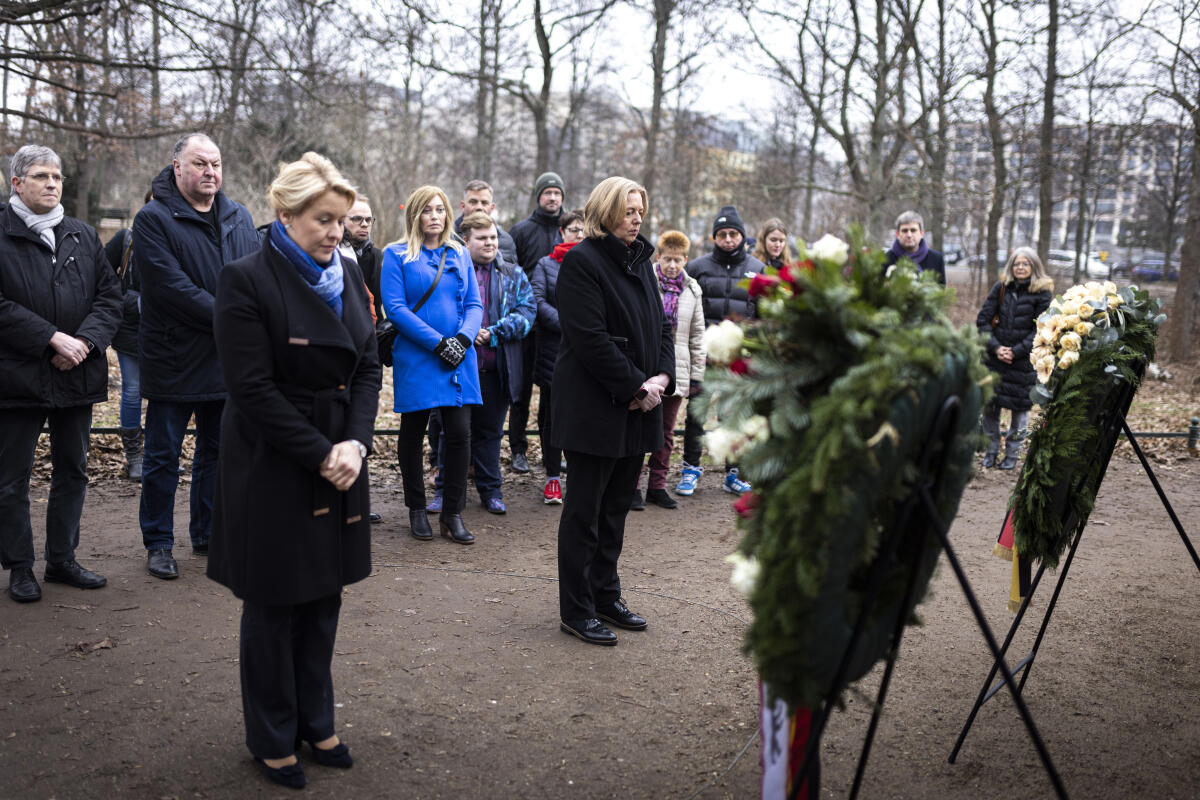 Bundestagspräsidentin Bärbel Bas (r), MdB, SPD bei der Kranzniederlegung am Denkmal für die im Nationalsozialismus verfolgten Homosexuellen im Tiergarten mit der Regierende Bürgermeisterin von Berlin, Franziska Giffey (l), SPD, bei der Schweigeminute. Bas, Bärbel Bundestagspräsidentin Bärbel Bas (r), MdB, SPD bei der Kranzniederlegung am Denkmal für die im Nationalsozialismus verfolgten Homosexuellen im Tiergarten mit der Regierende Bürgermeisterin von Berlin, Franziska Giffey (l), SPD, bei der Schweigeminute.