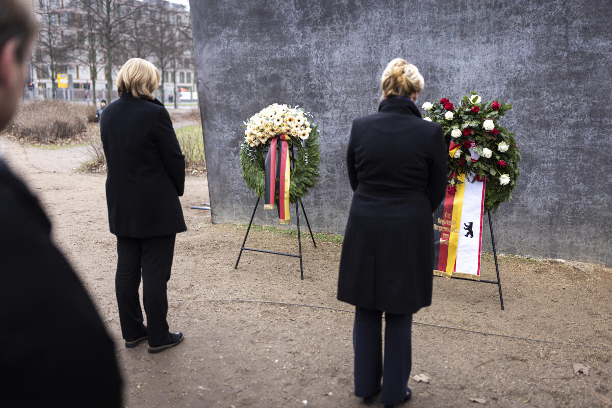 Bas, Bärbel Bundestagspräsidentin Bärbel Bas (l), MdB, SPD bei der Kranzniederlegung am Denkmal für die im Nationalsozialismus verfolgten Homosexuellen im Tiergarten mit der Regierende Bürgermeisterin von Berlin, Franziska Giffey (r), SPD, bei der Schweigeminute.