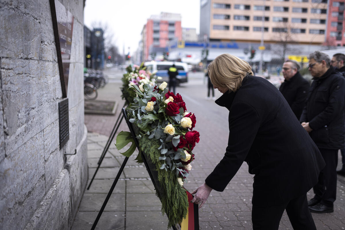 Bundestagspräsidentin Bärbel Bas, MdB, SPD beteiligt sich an einer Kranzniederlegung an der Gedenktafel „Rosa Winkel“ am Nollendorfplatz. Bas, Bärbel Bundestagspräsidentin Bärbel Bas, MdB, SPD beteiligt sich an einer Kranzniederlegung an der Gedenktafel „Rosa Winkel“ am Nollendorfplatz.