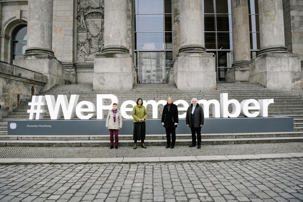 Die Mitglieder des Präsidiums des Deutschen Bundestags stehen mit dem #WeRemember-Schriftzug vor dem Reichstagsgebäude. Bundestagsvizepräsidentin Petra Pau, Die Linke, MdB, Bundestagsvizepräsidentin Katrin Göring-Eckhardt, Bündnis90/Die Grünen, MdB, Bundestagspräsidentin Bärbel Bas, SPD, MdB und Bundestagsvizepräsident Wolfgang Kubicki, FDP, MdB (v.l.n.r.) Bas, Bärbel; Kubicki, Wolfgang; Göring-Eckardt, Katrin; Pau, Petra Die Mitglieder des Präsidiums des Deutschen Bundestags stehen mit dem #WeRemember-Schriftzug vor dem Reichstagsgebäude. Bundestagsvizepräsidentin Petra Pau, Die Linke, MdB, Bundestagsvizepräsidentin Katrin Göring-Eckhardt, Bündnis90/Die Grünen, MdB, Bundestagspräsidentin Bärbel Bas, SPD, MdB und Bundestagsvizepräsident Wolfgang Kubicki, FDP, MdB (v.l.n.r.)