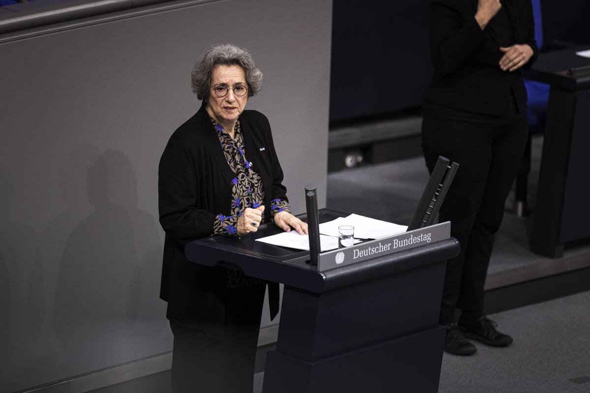 Tag des Gedenkens an die Opfer des Nationalsozialismus: Gedenkrednerin Rozette Kats hält eine Rede Kats, Rozette Tag des Gedenkens an die Opfer des Nationalsozialismus: Gedenkrednerin Rozette Kats hält eine Rede