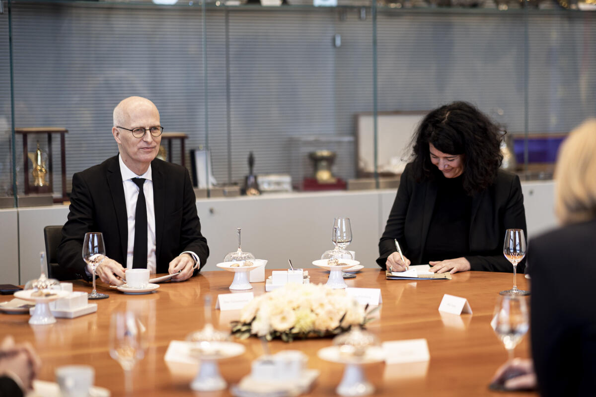 Bundestagspräsidentin Bärbel Bas, SPD, MdB, empfängt den Präsidenten des Bundesrates, Herrn Dr. Peter Tschentscher (l), zu einem Gespräch. Bas, Bärbel Bundestagspräsidentin Bärbel Bas, SPD, MdB, empfängt den Präsidenten des Bundesrates, Herrn Dr. Peter Tschentscher (l), zu einem Gespräch.
