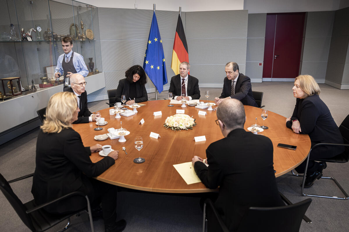 Bundestagspräsidentin Bärbel Bas (r), SPD, MdB, empfängt den Präsidenten des Bundesrates, Herrn Dr. Peter Tschentscher (l), zu einem Gespräch. Bas, Bärbel Bundestagspräsidentin Bärbel Bas (r), SPD, MdB, empfängt den Präsidenten des Bundesrates, Herrn Dr. Peter Tschentscher (l), zu einem Gespräch.