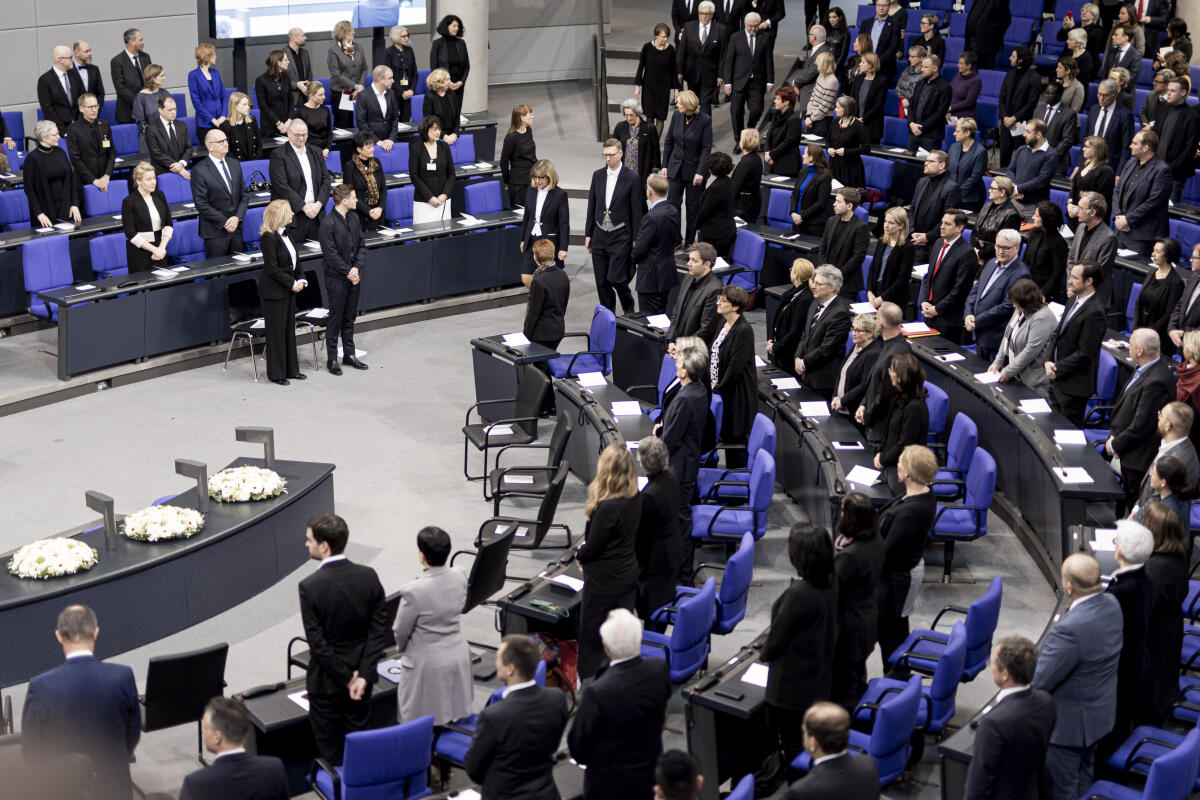  Tag des Gedenkens an die Opfer des Nationalsozialismus: Die Abgeordneten erhoben sich im Plenarsaal zu Beginn der Gedenkstunde für die Opfer des Nationalsozialismus, Berlin, 27.01.2023.