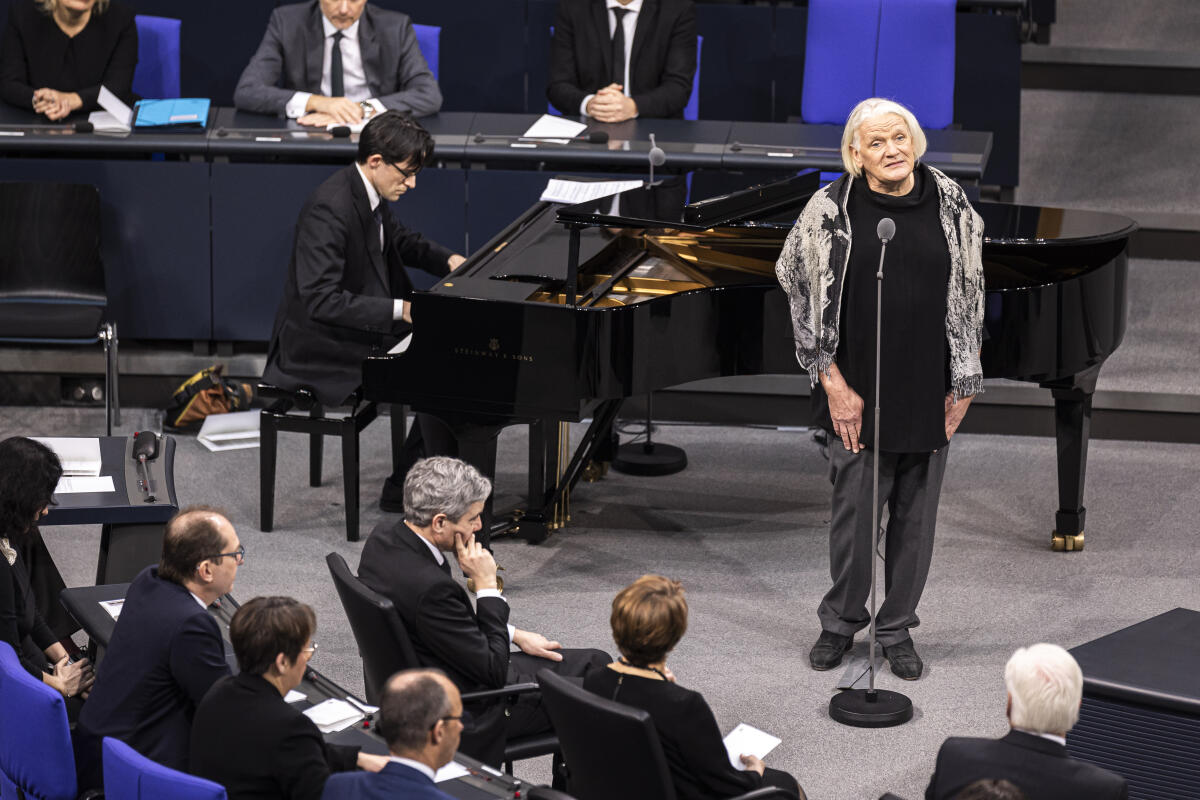 Tag des Gedenkens an die Opfer des Nationalsozialismus: Sängerin Georgette Dee und Pianist Tobias Bartholmeß, Berlin, 27.01.2023. Tag des Gedenkens an die Opfer des Nationalsozialismus: Sängerin Georgette Dee und Pianist Tobias Bartholmeß, Berlin, 27.01.2023.