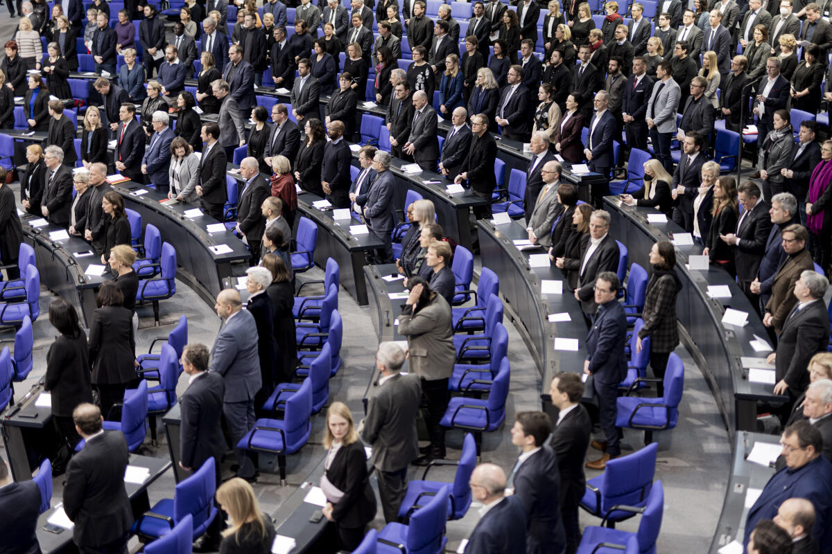 Tag des Gedenkens an die Opfer des Nationalsozialismus: Die Abgeordneten erhoben sich im Plenarsaal zu Beginn der Gedenkstunde für die Opfer des Nationalsozialismus, Berlin, 27.01.2023. Tag des Gedenkens an die Opfer des Nationalsozialismus: Die Abgeordneten erhoben sich im Plenarsaal zu Beginn der Gedenkstunde für die Opfer des Nationalsozialismus, Berlin, 27.01.2023.