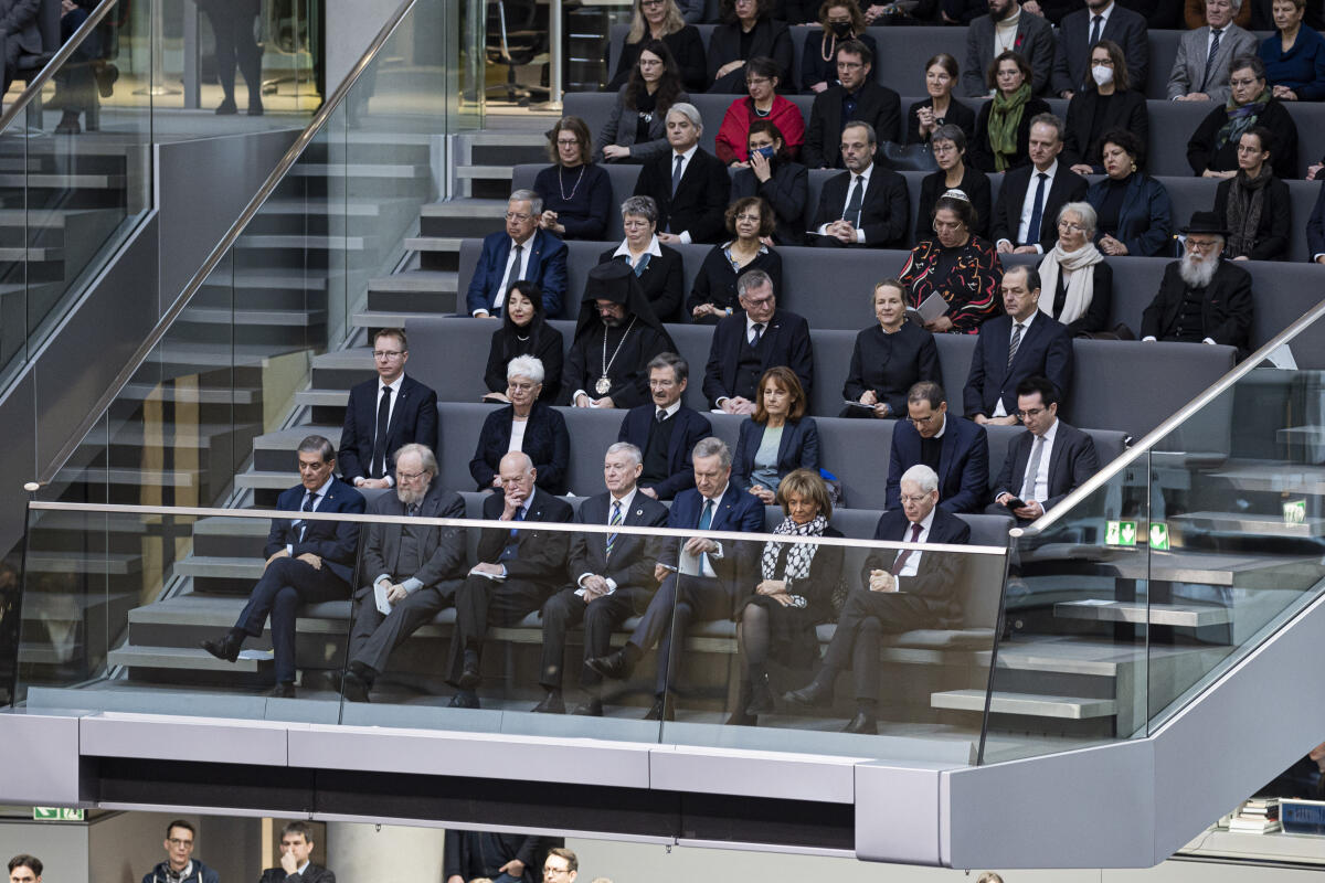 Tag des Gedenkens an die Opfer des Nationalsozialismus: Auf der Tribüne des Plenarsaals nahmen an der Gedenkstunde in der ersten Reihe sitzend Romani Rose (v.l.), Wolfgang Thierse, Norbert Lammert, Horst Köhler, Christian Wulff, Charlotte Knobloch und Josef Schuster teil, Berlin, 27.01.2023. Tag des Gedenkens an die Opfer des Nationalsozialismus: Auf der Tribüne des Plenarsaals nahmen an der Gedenkstunde in der ersten Reihe sitzend Romani Rose (v.l.), Wolfgang Thierse, Norbert Lammert, Horst Köhler, Christian Wulff, Charlotte Knobloch und Josef Schuster teil, Berlin, 27.01.2023.