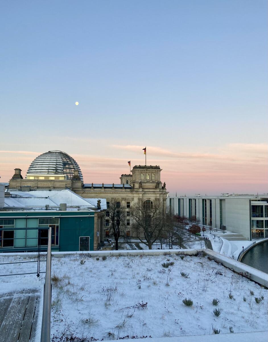  Blick auf das verschneite Reichstagsgebäude von der Terrasse des Jakob-Kaiser-Hauses.