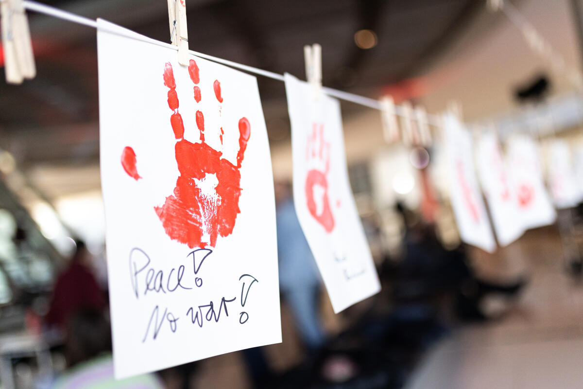 Aktion Red Hand Day, Rote Hand, gegen den Einsatz von Kindersoldaten, Kindern und Jugendlichen in Kriegen der Kommission zur Wahrnehmung der Belange der Kinder. Aktion Red Hand Day, Rote Hand, gegen den Einsatz von Kindersoldaten, Kindern und Jugendlichen in Kriegen der Kommission zur Wahrnehmung der Belange der Kinder.