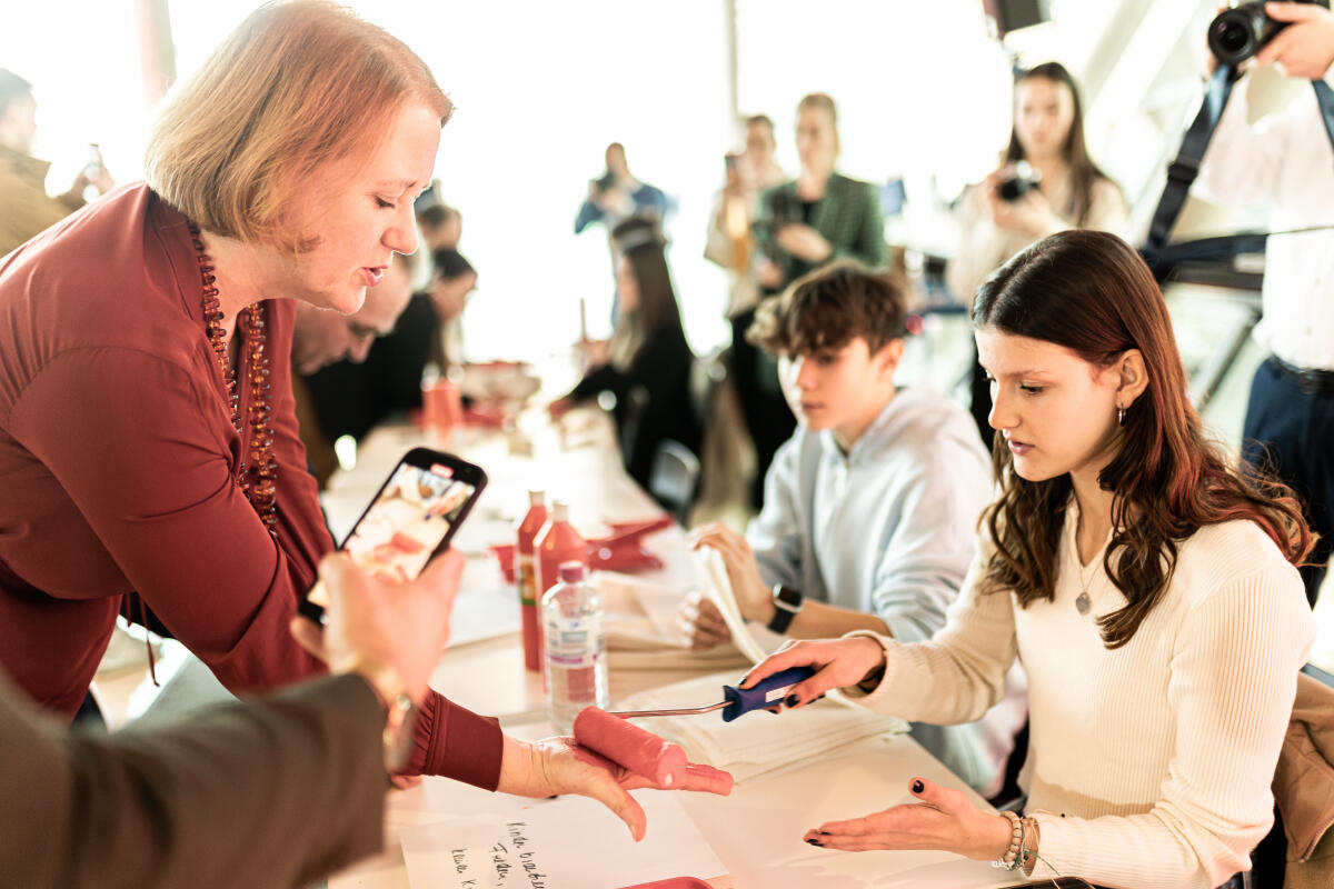 Paus, Lisa Bundesfamilienministerin Lisa Paus (l), Bündnis 90/Die Grünen, MdB, bei der Aktion Red Hand Day, Rote Hand, gegen den Einsatz von Kindersoldaten, Kindern und Jugendlichen in Kriegen der Kommission zur Wahrnehmung der Belange der Kinder.