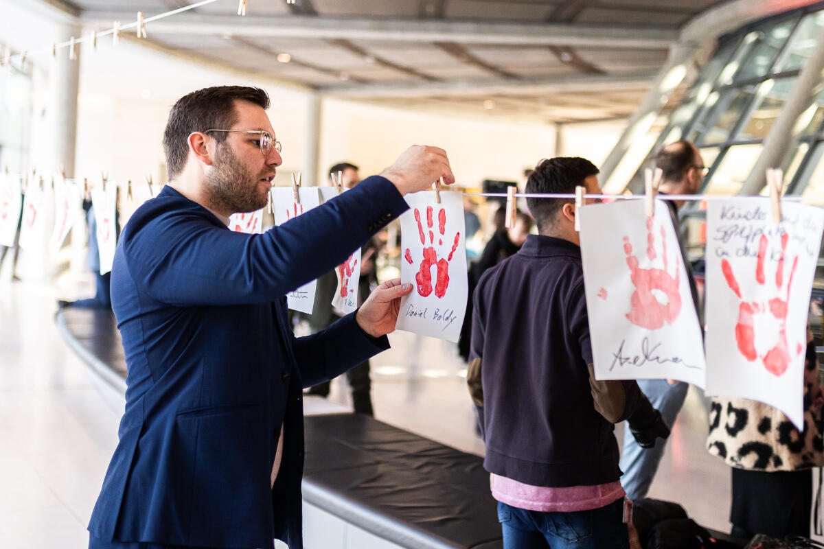 Daniel Baldy (l), SPD, MdB, bei der Aktion Red Hand Day, Rote Hand, gegen den Einsatz von Kindersoldaten, Kindern und Jugendlichen in Kriegen der Kommission zur Wahrnehmung der Belange der Kinder. Baldy, Daniel Daniel Baldy (l), SPD, MdB, bei der Aktion Red Hand Day, Rote Hand, gegen den Einsatz von Kindersoldaten, Kindern und Jugendlichen in Kriegen der Kommission zur Wahrnehmung der Belange der Kinder.