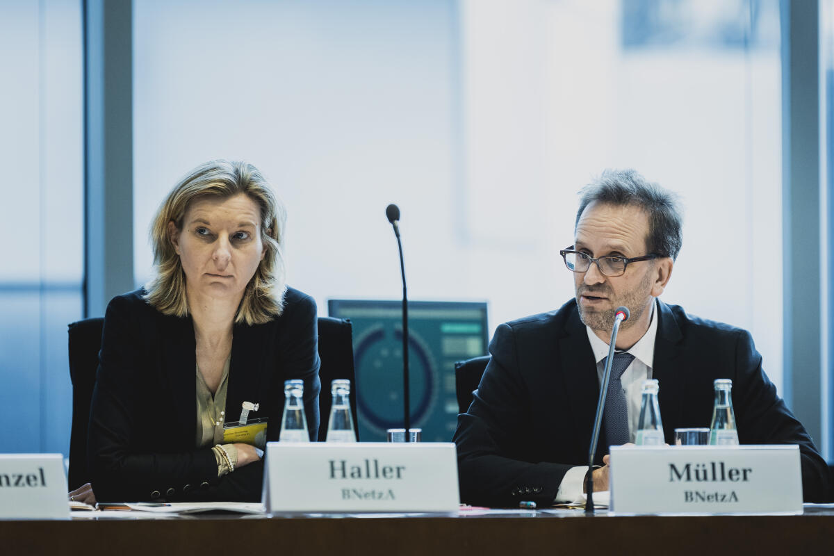 Ernst, Klaus Gespräch des Ausschusses für Klimaschutz und Energie unter Leitung des Vorsitzenden Klaus Ernst, Die Linke., MdB, mit Klaus Müller (r.), Präsident der Bundesnetzagentur, und Barbie Kornelia Haller (l.), Vizepräsidentin der Bundesnetzagentur.