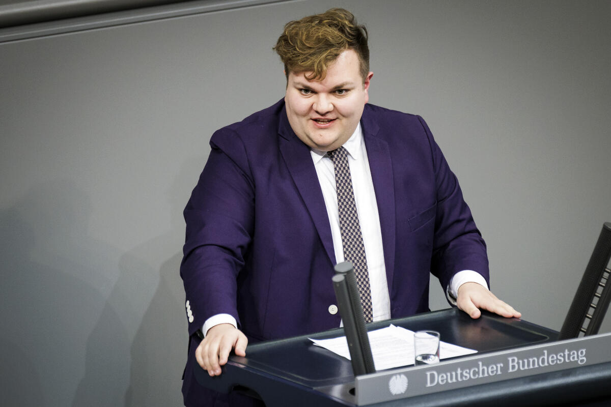 Jan Plobner, SPD, MdB, hält eine Rede zu TOP 4 „Fahrradland Deutschland – Umsetzung des Nationalen Radverkehrsplans“ im Plenum. Plobner, Jan Jan Plobner, SPD, MdB, hält eine Rede zu TOP 4 „Fahrradland Deutschland – Umsetzung des Nationalen Radverkehrsplans“ im Plenum.