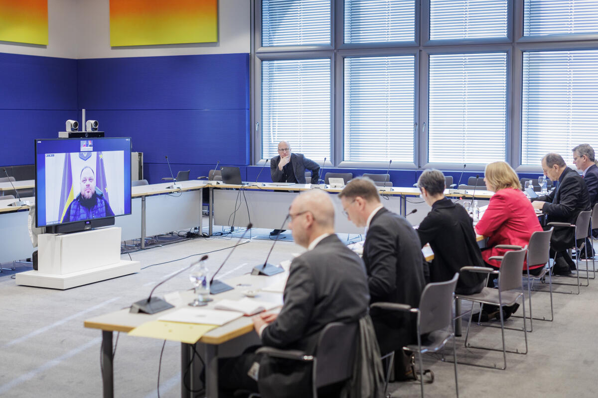 Bundestagspräsidentin Bärbel Bas (3vr), SPD, MdB, im Gespräch via Videokonferenz mit dem Präsidenten der Werchowna Rada der Ukraine, S. E. Herrn Ruslan Stefantschuk (l). Bas, Bärbel Bundestagspräsidentin Bärbel Bas (3vr), SPD, MdB, im Gespräch via Videokonferenz mit dem Präsidenten der Werchowna Rada der Ukraine, S. E. Herrn Ruslan Stefantschuk (l).