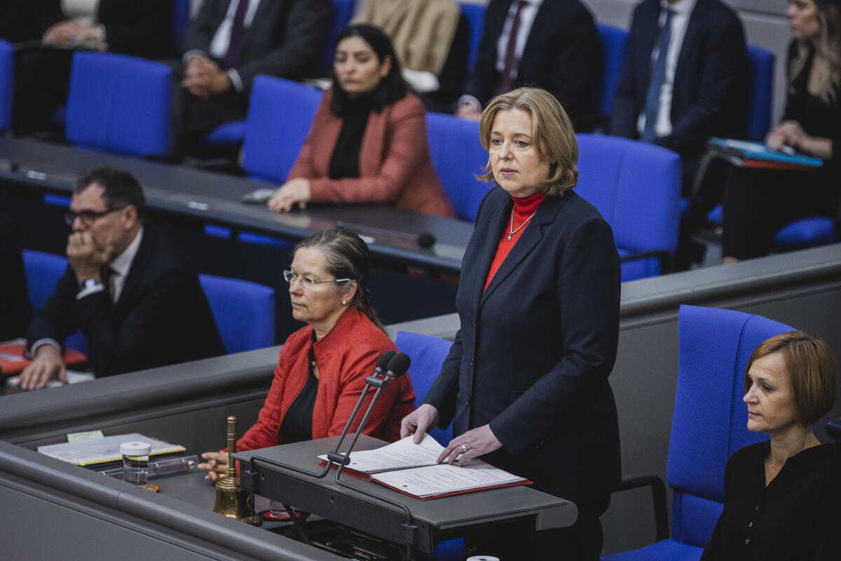 Bundestagspräsidentin Bärbel Bas bei Ihren Gedenkworten an die Erdbebenopfer in Syrien und der Türkei, Berlin, 08.02.2023. Bas, Bärbel Bundestagspräsidentin Bärbel Bas bei Ihren Gedenkworten an die Erdbebenopfer in Syrien und der Türkei, Berlin, 08.02.2023.