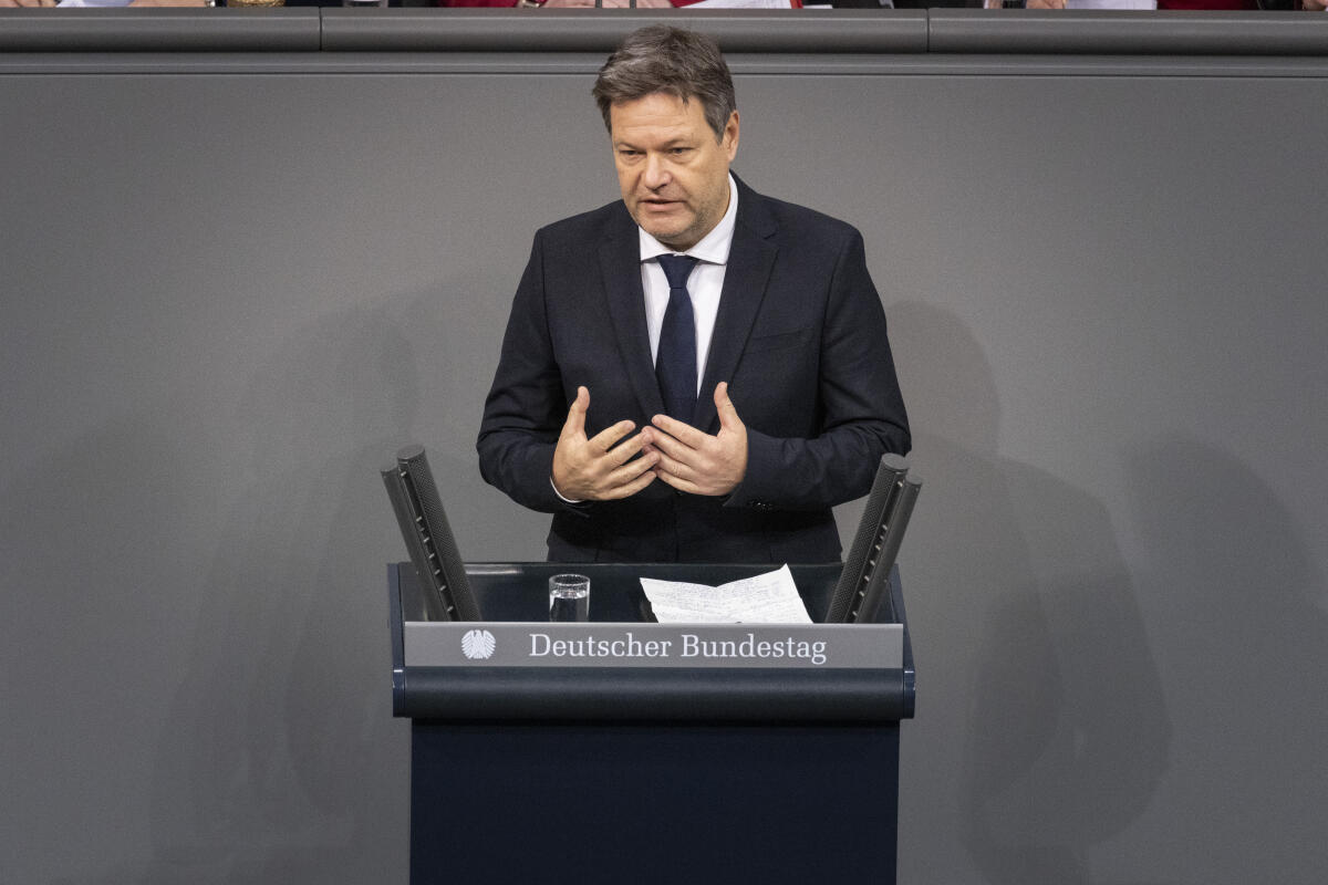 Bundesminister für Wirtschaft und Klimaschutz Dr. Robert Habeck, Bündnis 90/Die Grünen hat zu Beginn der Plenarsitzung am Donnerstag, 26. Januar 2023, eine Regierungserklärung vor dem Bundestag abgegeben. Habeck, Robert Bundesminister für Wirtschaft und Klimaschutz Dr. Robert Habeck, Bündnis 90/Die Grünen hat zu Beginn der Plenarsitzung am Donnerstag, 26. Januar 2023, eine Regierungserklärung vor dem Bundestag abgegeben.