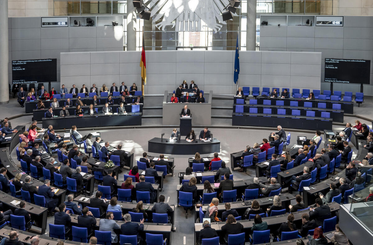 Scholz, Olaf Bundeskanzler Olaf Scholz, SPD, MdB hält eine Rede zur Regierungserklärung zum außerordentlichen EU-Rat in Brüssel bei der Sitzung des Deutschen Bundestages in Berlin am 08.02.2023.