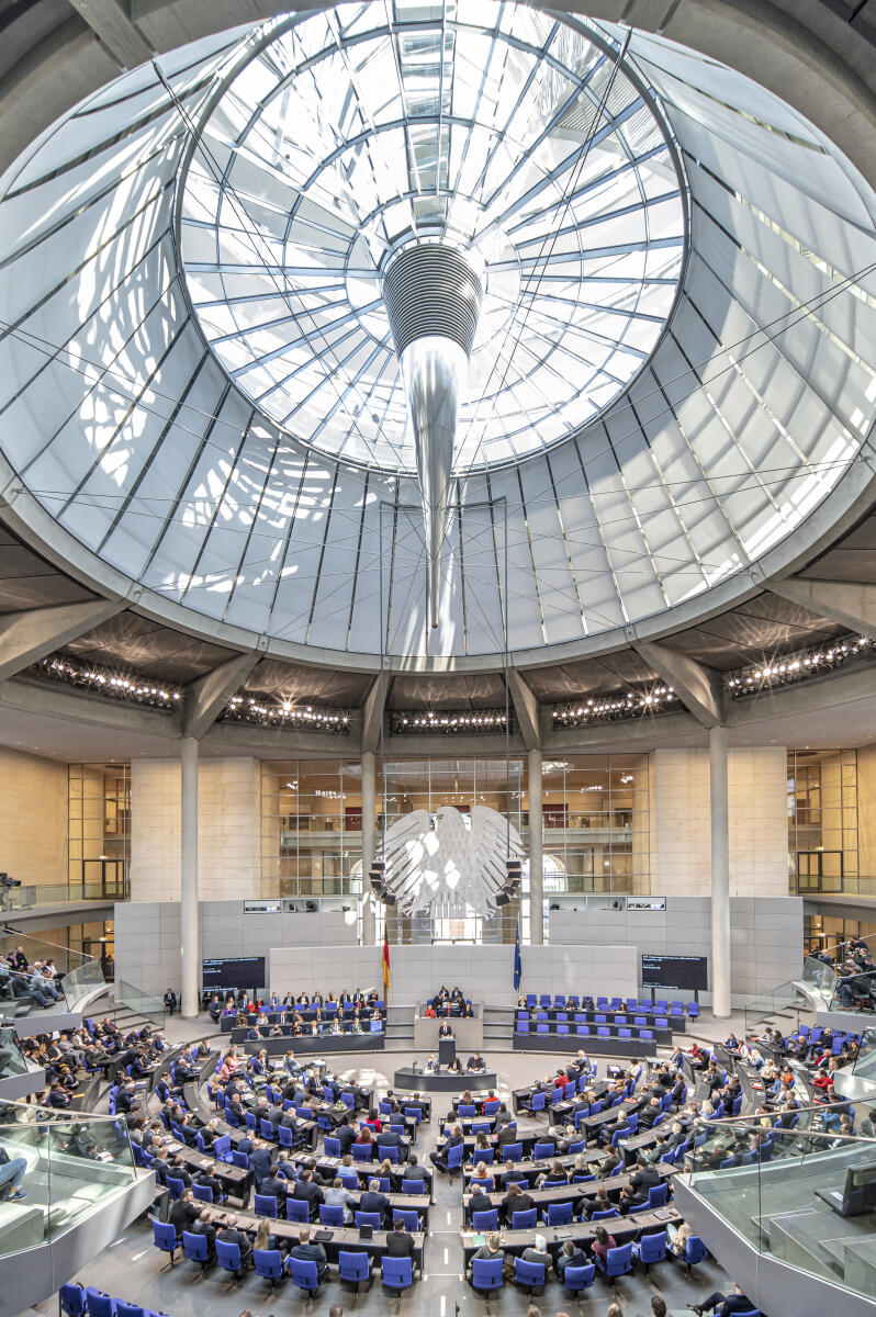  Bundeskanzler Olaf Scholz, SPD, MdB, am Rednerpult während seiner Regierungserklärung zum außerordentlichen EU-Rat in Brüssel im Plenarsaal des Deutschen Bundestages im Reichstagsgebäude.