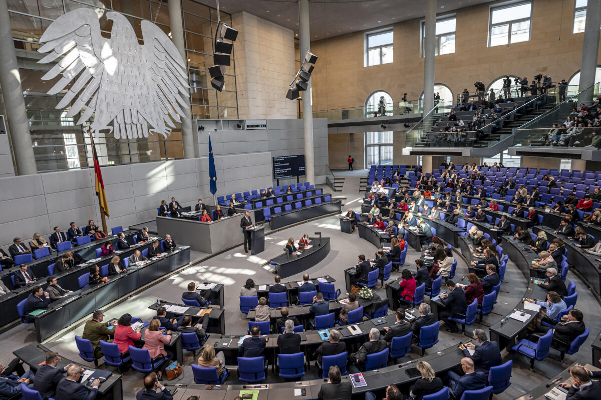 Ansicht des Plenarsaal während der Rede vom Fraktionsvorsitzenden Friedrich Merz, CDU/CSU, MdB, anlässlich der Regierungserklärung zum außerordentlichen EU-Rat in Brüssel während der Sitzung des Deutschen Bundestages am 08.02.2023. Ansicht des Plenarsaal während der Rede vom Fraktionsvorsitzenden Friedrich Merz, CDU/CSU, MdB, anlässlich der Regierungserklärung zum außerordentlichen EU-Rat in Brüssel während der Sitzung des Deutschen Bundestages am 08.02.2023.