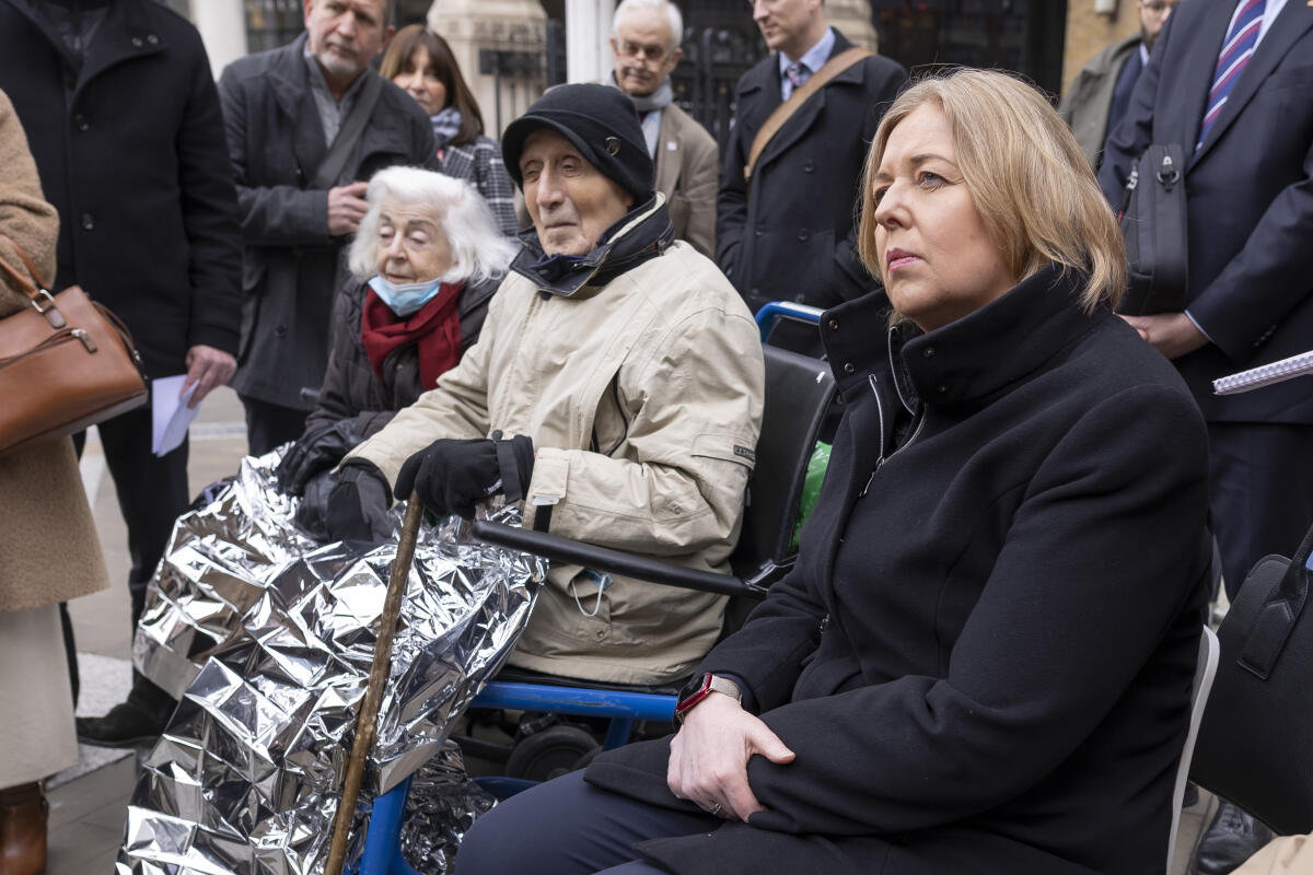 Bundestagspräsidentin Bärbel Bas (r), SPD, MdB, besucht Großbritannien. Hier beim Besuch des Mahnmals „Kindertransport – Die Ankunft“ vor dem Bahnhof Liverpool Station. Bas, Bärbel Bundestagspräsidentin Bärbel Bas (r), SPD, MdB, besucht Großbritannien. Hier beim Besuch des Mahnmals „Kindertransport – Die Ankunft“ vor dem Bahnhof Liverpool Station.