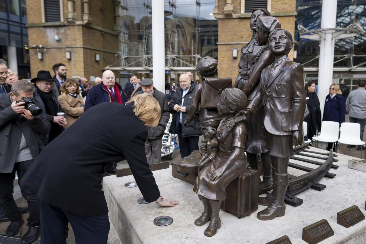 Bundestagspräsidentin Bärbel Bas, SPD, MdB, besucht Großbritannien. Hier beim Besuch des Mahnmals „Kindertransport – Die Ankunft“ vor dem Bahnhof Liverpool Station. Bas, Bärbel Bundestagspräsidentin Bärbel Bas, SPD, MdB, besucht Großbritannien. Hier beim Besuch des Mahnmals „Kindertransport – Die Ankunft“ vor dem Bahnhof Liverpool Station.