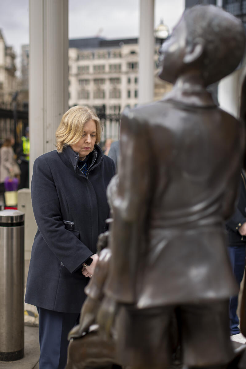 Bundestagspräsidentin Bärbel Bas (im Bild), SPD, MdB, besucht Großbritannien. Hier beim Besuch des Mahnmals „Kindertransport – Die Ankunft“ vor dem Bahnhof Liverpool Station. Bas, Bärbel Bundestagspräsidentin Bärbel Bas (im Bild), SPD, MdB, besucht Großbritannien. Hier beim Besuch des Mahnmals „Kindertransport – Die Ankunft“ vor dem Bahnhof Liverpool Station.