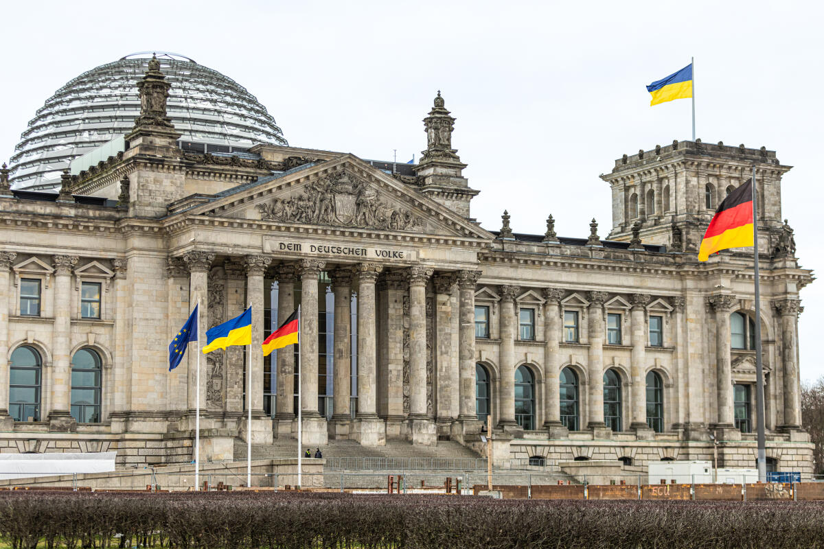 Flagge der Ukraine am Reichtagsgebäude anlässlich des ersten Jahrestages des russischen Angriffskrieges gegen die Ukraine. Flagge der Ukraine am Reichtagsgebäude anlässlich des ersten Jahrestages des russischen Angriffskrieges gegen die Ukraine.