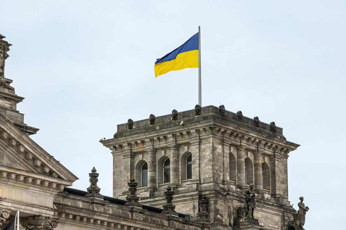 Flagge der Ukraine am Reichtagsgebäude anlässlich des ersten Jahrestages des russischen Angriffskrieges gegen die Ukraine. Flagge der Ukraine am Reichtagsgebäude anlässlich des ersten Jahrestages des russischen Angriffskrieges gegen die Ukraine.
