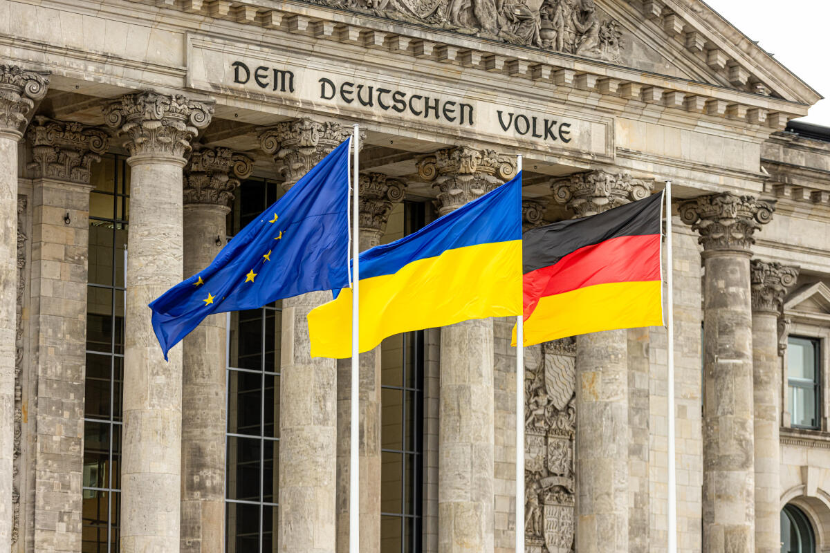 Flagge der Ukraine am Reichtagsgebäude anlässlich des ersten Jahrestages des russischen Angriffskrieges gegen die Ukraine. Flagge der Ukraine am Reichtagsgebäude anlässlich des ersten Jahrestages des russischen Angriffskrieges gegen die Ukraine.