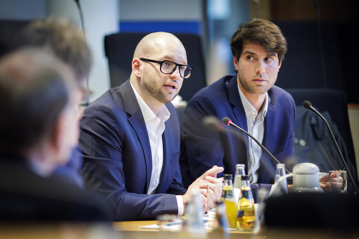 Vizepräsident von Athleten Deutschland e. V., Tobias Preuß (l), und der Direktor für Sportpolitik bei Athleten Deutschland e. V., Maximilian Klein (r), zu Gast im Ausschuss für Menschenrechte und humanitäre Hilfe. Vizepräsident von Athleten Deutschland e. V., Tobias Preuß (l), und der Direktor für Sportpolitik bei Athleten Deutschland e. V., Maximilian Klein (r), zu Gast im Ausschuss für Menschenrechte und humanitäre Hilfe.