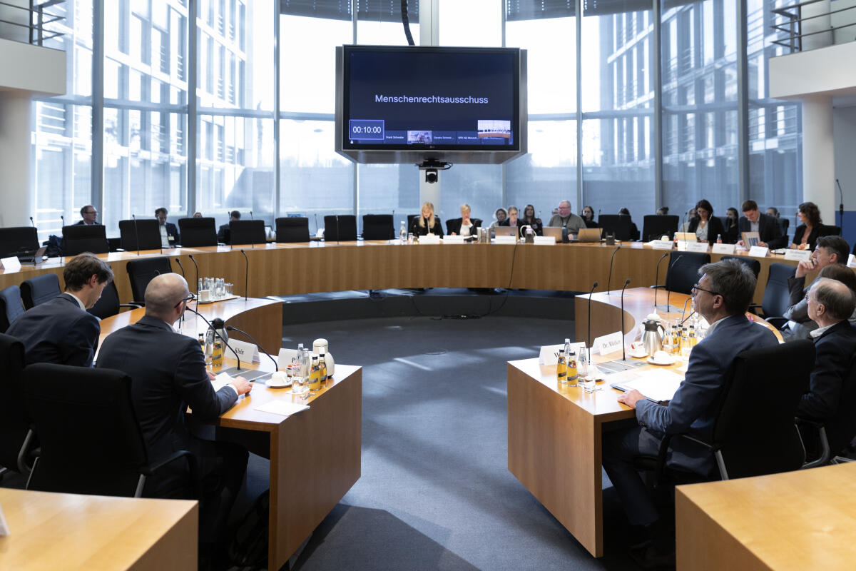 Der Präsident des Deutschen Olympischen Sportbunds (DOSB), Thomas Weikert, und der Geschäftsführer des DOSB-Menschenrechtsbeirats, Dr. Joachim Rücker, sowie der Vizepräsident von Athleten Deutschland e. V., Tobias Preuß , und der Direktor für Sportpolitik bei Athleten Deutschland e. V., Maximilian Klein, zu Gast in der 32. Ausschusssitzung des Ausschusses für Menschenrechte und humanitäre Hilfe. Der Präsident des Deutschen Olympischen Sportbunds (DOSB), Thomas Weikert, und der Geschäftsführer des DOSB-Menschenrechtsbeirats, Dr. Joachim Rücker, sowie der Vizepräsident von Athleten Deutschland e. V., Tobias Preuß , und der Direktor für Sportpolitik bei Athleten Deutschland e. V., Maximilian Klein, zu Gast in der 32. Ausschusssitzung des Ausschusses für Menschenrechte und humanitäre Hilfe.