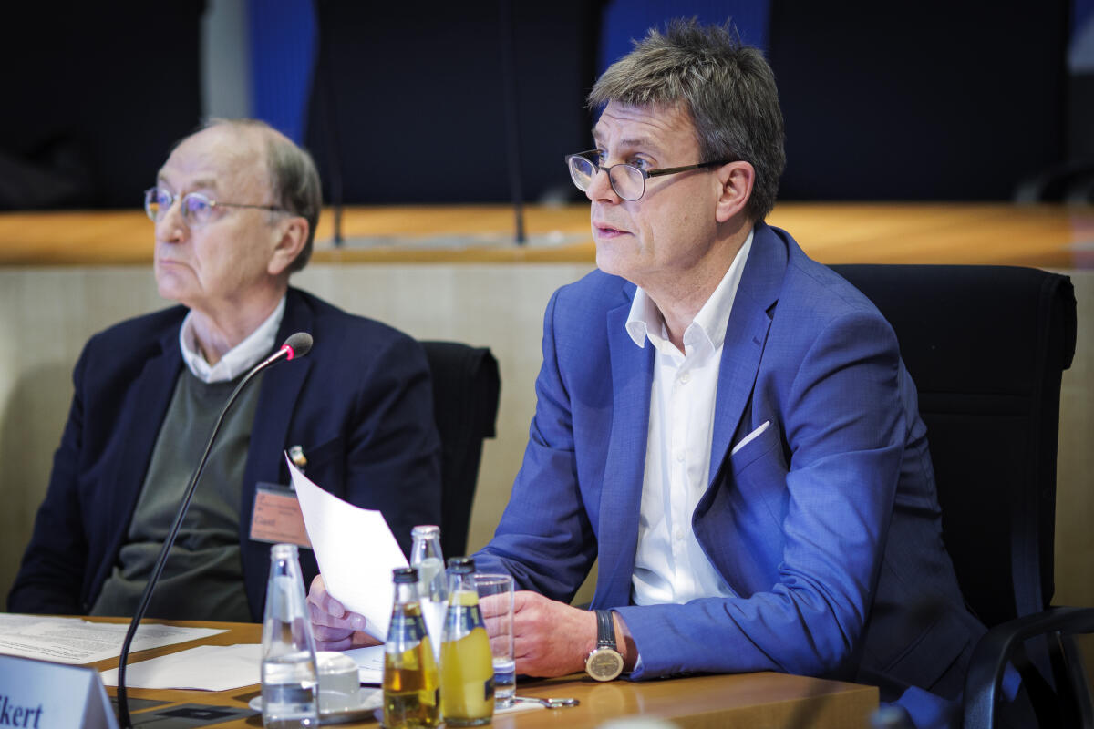 Der Präsident des Deutschen Olympischen Sportbunds (DOSB), Thomas Weikert (r), und der Geschäftsführer des DOSB-Menschenrechtsbeirats, Dr. Joachim Rücker (l), zu Gast im Ausschuss für Menschenrechte und humanitäre Hilfe. Der Präsident des Deutschen Olympischen Sportbunds (DOSB), Thomas Weikert (r), und der Geschäftsführer des DOSB-Menschenrechtsbeirats, Dr. Joachim Rücker (l), zu Gast im Ausschuss für Menschenrechte und humanitäre Hilfe.