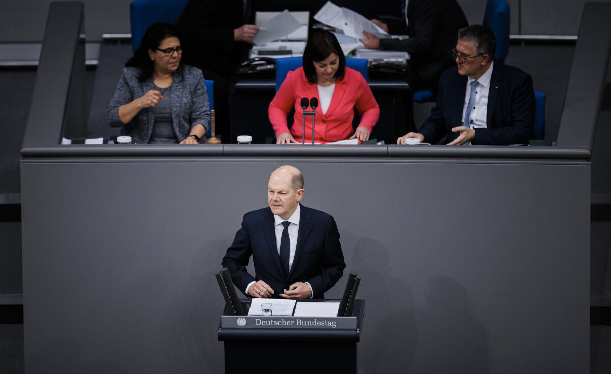 Scholz, Olaf; Magwas, Yvonne Olaf Scholz, SPD, Bundeskanzler, aufgenommen am Rednerpult während der Abgabe einer Regierungserklärung im Plenum des Deutschen Bundestages in Berlin, 02.03.2023.