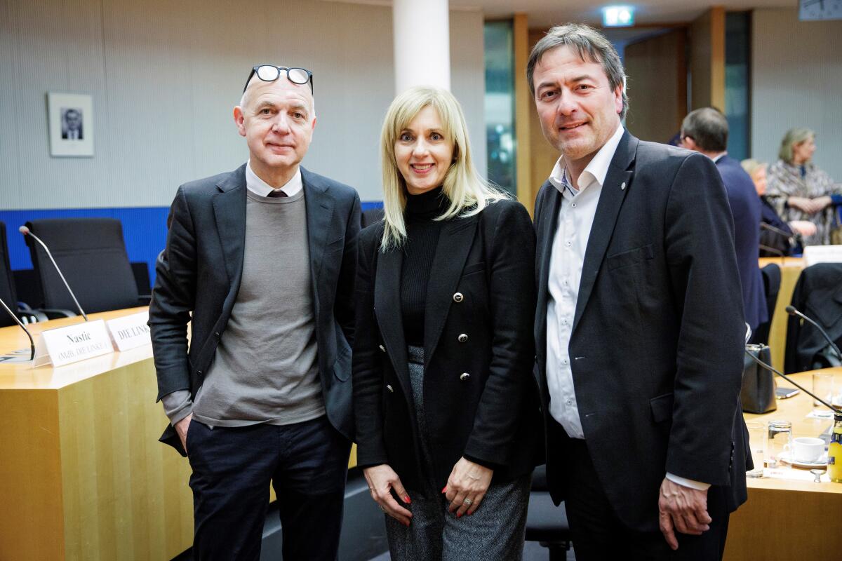 Der Präsident des Deutschen Fußball-Bundes e.V., Bernd Neuendorf (l), ist zu Gast im Ausschuss für Menschenrechte und humanitäre Hilfe. Hier mit der Vorsitzenden, Renata Alt (m), FDP, MdB, und Peter Heidt (r), FDP, MdB. Alt, Renata; Heidt, Peter Der Präsident des Deutschen Fußball-Bundes e.V., Bernd Neuendorf (l), ist zu Gast im Ausschuss für Menschenrechte und humanitäre Hilfe. Hier mit der Vorsitzenden, Renata Alt (m), FDP, MdB, und Peter Heidt (r), FDP, MdB.