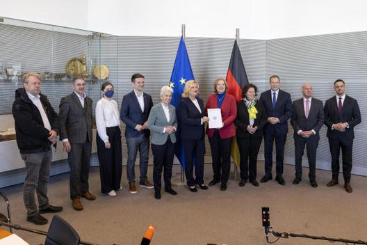 Bas, Bärbel; Högl, Eva; Vöpel, Dirk; Müller, Alexander; Spellerberg, Merle; Faber, Marcus; Strack-Zimmermann, Marie-Agnes; Vieregge, Kerstin; Otte, Henning; Lucassen, Rüdiger Reichstagsgebäude
