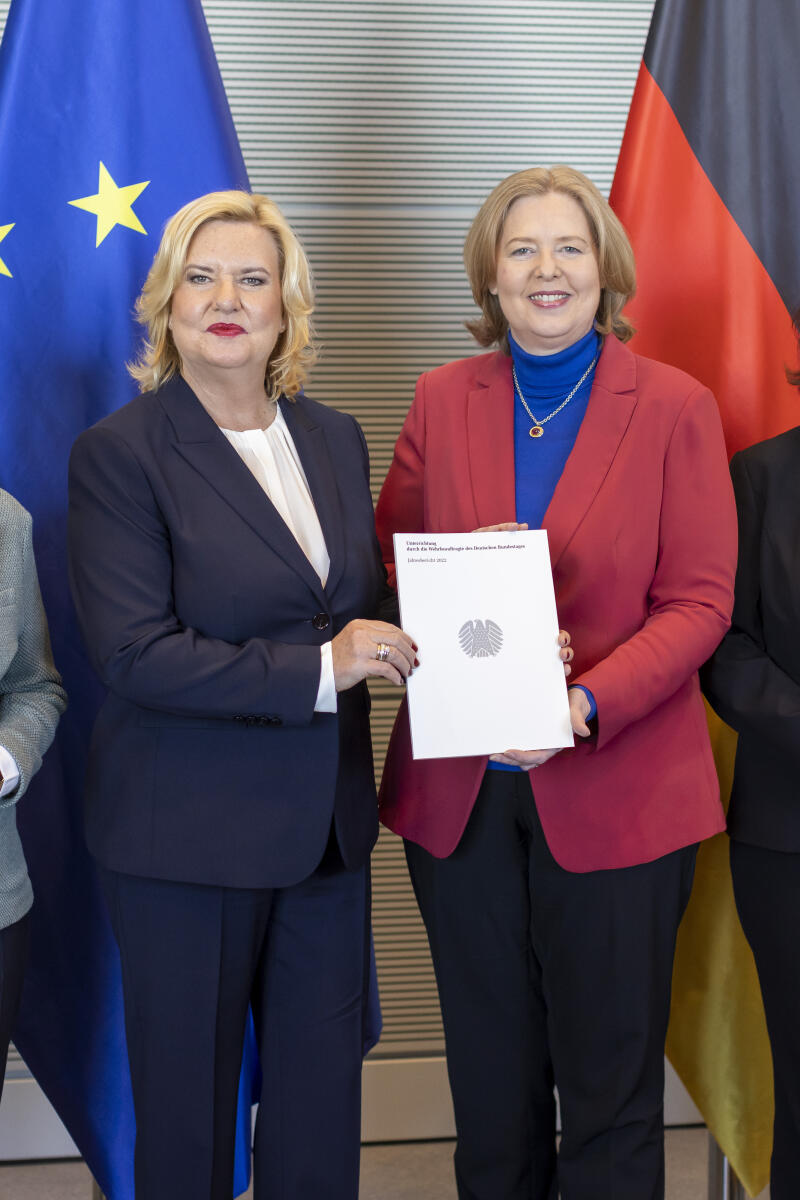 Übergabe des Jahresberichts 2022 der Wehrbeauftragten des Deutschen Bundestages, Dr. Eva Högl (l), SPD, an Bundestagspräsidentin Bärbel Bas (r), SPD, MdB. Bas, Bärbel; Högl, Eva Übergabe des Jahresberichts 2022 der Wehrbeauftragten des Deutschen Bundestages, Dr. Eva Högl (l), SPD, an Bundestagspräsidentin Bärbel Bas (r), SPD, MdB.