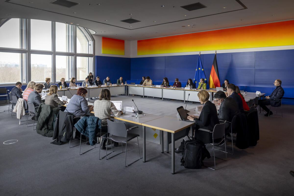 Vertreterinnen und Vertreter führender Opferverbände aus Bosnien und Herzegowina sind auf Einladung von Bundestagsvizepräsidentin Aydan Özoğuz, SPD, MdB, zu Gast im Deutschen Bundestag. Blick in den Saal. Vertreterinnen und Vertreter führender Opferverbände aus Bosnien und Herzegowina sind auf Einladung von Bundestagsvizepräsidentin Aydan Özoğuz, SPD, MdB, zu Gast im Deutschen Bundestag. Blick in den Saal.