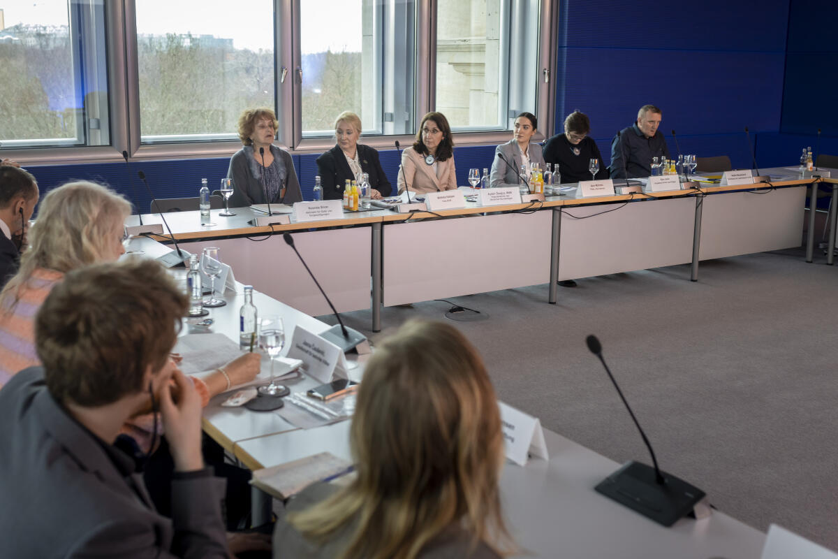 Vertreterinnen und Vertreter führender Opferverbände aus Bosnien und Herzegowina sind auf Einladung von Bundestagsvizepräsidentin Aydan Özoğuz, SPD, MdB, zu Gast im Deutschen Bundestag. Blick in den Saal. Vertreterinnen und Vertreter führender Opferverbände aus Bosnien und Herzegowina sind auf Einladung von Bundestagsvizepräsidentin Aydan Özoğuz, SPD, MdB, zu Gast im Deutschen Bundestag. Blick in den Saal.