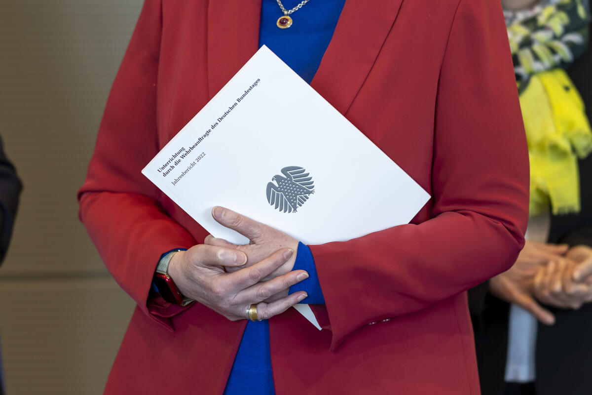 Übergabe des Jahresberichts 2022 der Wehrbeauftragten des Deutschen Bundestages, Dr. Eva Högl, SPD, an Bundestagspräsidentin Bärbel Bas, SPD, MdB. Blick auf den Jahresbericht. Übergabe des Jahresberichts 2022 der Wehrbeauftragten des Deutschen Bundestages, Dr. Eva Högl, SPD, an Bundestagspräsidentin Bärbel Bas, SPD, MdB. Blick auf den Jahresbericht.