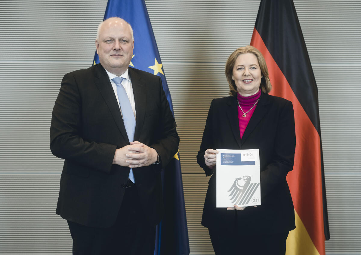 Bundestagspräsidentin Bärbel Bas (r), SPD, MdB, nimmt den 31. Tätigkeitsberichts des Bundesbeauftragten für den Datenschutz und die Informationsfreiheit, Prof. Ulrich Kelber (l), entgegen. Bas, Bärbel; Kelber, Ulrich Bundestagspräsidentin Bärbel Bas (r), SPD, MdB, nimmt den 31. Tätigkeitsberichts des Bundesbeauftragten für den Datenschutz und die Informationsfreiheit, Prof. Ulrich Kelber (l), entgegen.